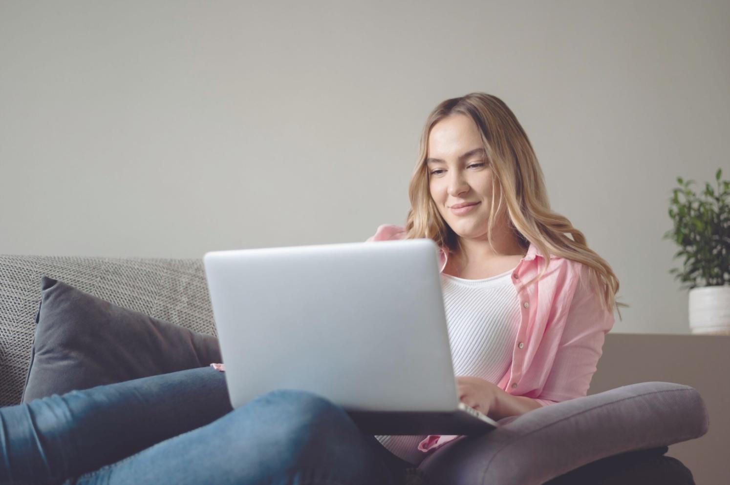 Applicazione gel su unghie naturali con tecnica di stratificazione