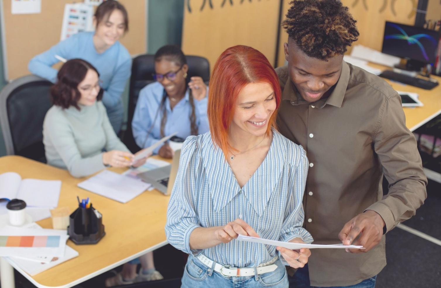 Lavoro pratico su extension unghie durante sessione formativa